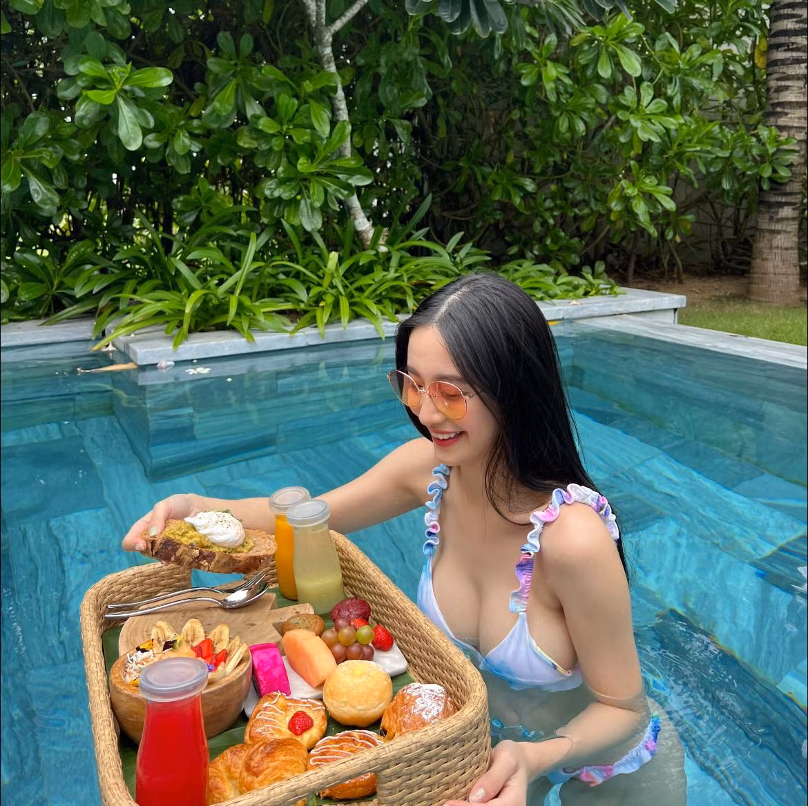 Trong loạt hình gần đây, Jun Vũ khoe khoảnh khắc mặc bikini toả sáng giữa hồ bơi. Với vòng 1 mới dao kéo nên cô dễ dàng chinh phục con mắt nhiều người.