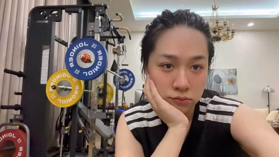 Dù tăng cân rõ rệt như bao bà mẹ khác thế nhưng ai cũng công nhận rằng nhan sắc của cựu MC đình đám vẫn trẻ trung, xinh đẹp.