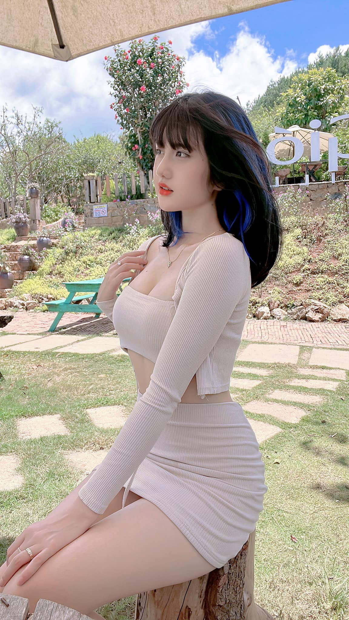 Sau khi chuyển hướng làm model, hot girl 2k1 khá bận rộn nhưng vẫn duy trì thêm công việc làm tóc và tạm dừng công việc chạy xe công nghệ.