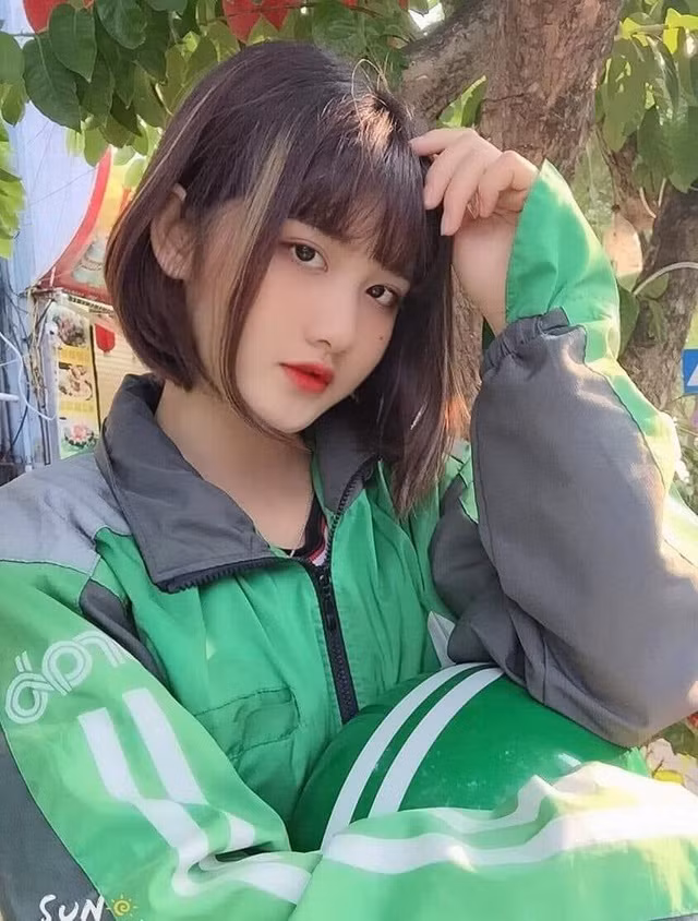 Cách đây 3 năm, hình ảnh nữ tài xế Grabbike xinh đẹp gây bão mạng xã hội, thời điểm đó cô nàng chỉ mới 20 tuổi.