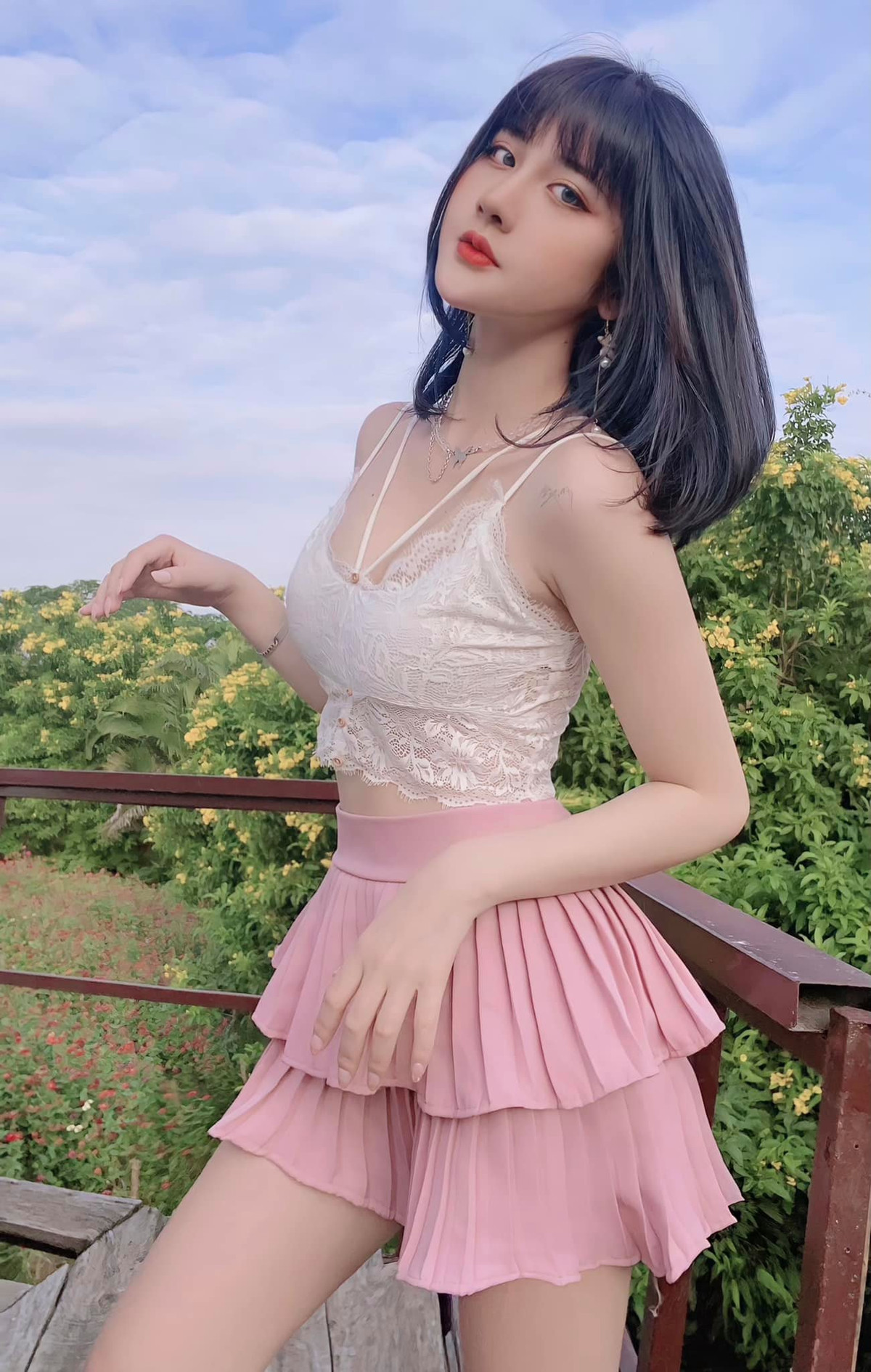 Cô được cộng đồng mạng gọi với biệt danh "Hằng Dâu Tây" bởi sự ngọt ngào, quyến rũ trong mỗi bộ ảnh gợi cảm.