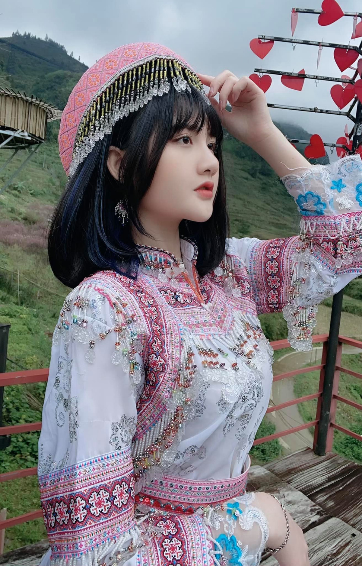 Dù xuất hiện dưới hình thức nào, nhan sắc của hot girl 10X vẫn cực kì nổi bật. Ảnh: FBNV