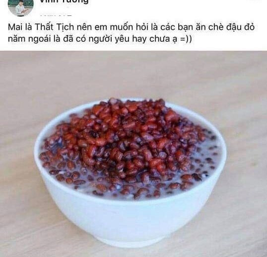 Trên MXH cũng xuất hiện tràn ngập những bức hình đậu đỏ kèm theo lời nhắn: "7/7 nhớ ăn chè đậu đỏ cầu duyên!" đến từ trai ế, gái FA.