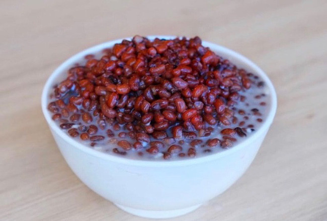 Cứ mỗi năm đến ngày này hội chị em đổ xô, săn lùng khắp các quán hàng để mong mua được chè đậu đỏ với mong muốn sẽ có người yêu sớm.