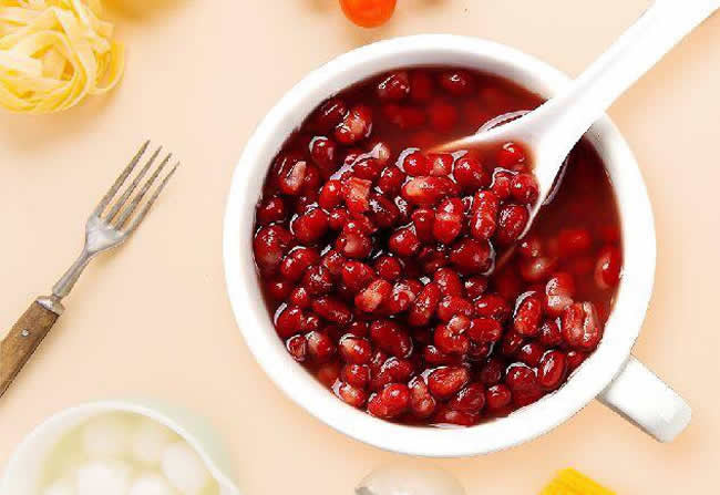 Cư dân mạng tương truyền với nhau rằng vào ngày Thất Tịch, ngày 7/7 âm lịch, nếu ăn đậu đỏ thì sẽ thoát kiếp FA, còn ai có người yêu rồi thì đường tình duyên sẽ càng thêm thuận lợi.