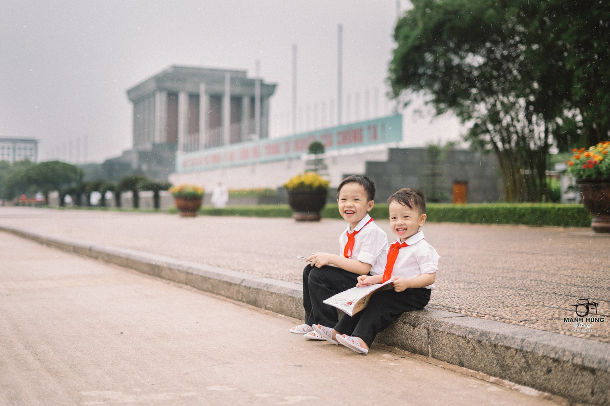 Chị Hương Trần, mẹ của hai bé cho biết, trước đó hai anh em thường nghe mẹ kể về Bác Hồ nên mong muốn được đi thăm Lăng Bác, và đây cũng là lý do mà hai cậu bé có được bộ ảnh đáng yêu này.