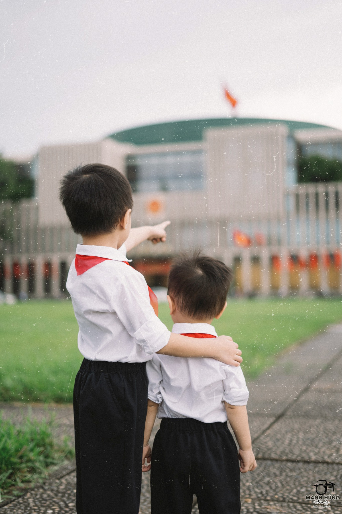 Bộ ảnh ghi lại nhiều khoảnh khắc vô tư, hồn nhiên nhất của hai bé khi được đến thăm Lăng Bác lần đầu tiên.