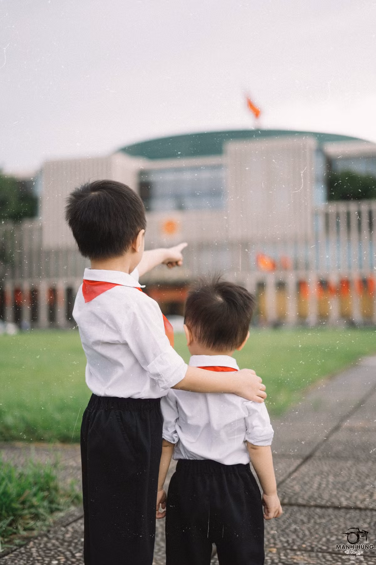 Bộ ảnh ghi lại nhiều khoảnh khắc vô tư, hồn nhiên nhất của hai bé khi được đến thăm Lăng Bác lần đầu tiên.