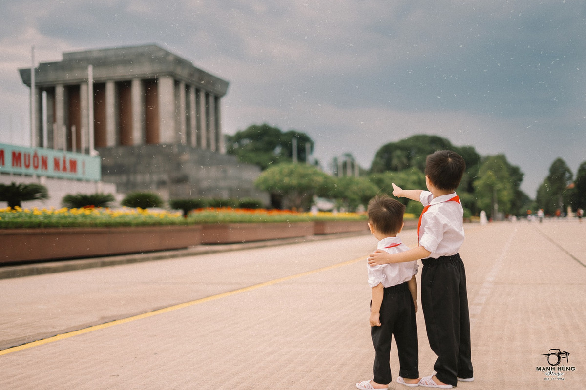 Dù chỉ mới ít tuổi nhưng hai cậu bé Mạnh Hiển và Bảo Lân rất hợp tác và tỏ ra thích thú trước ống kính.