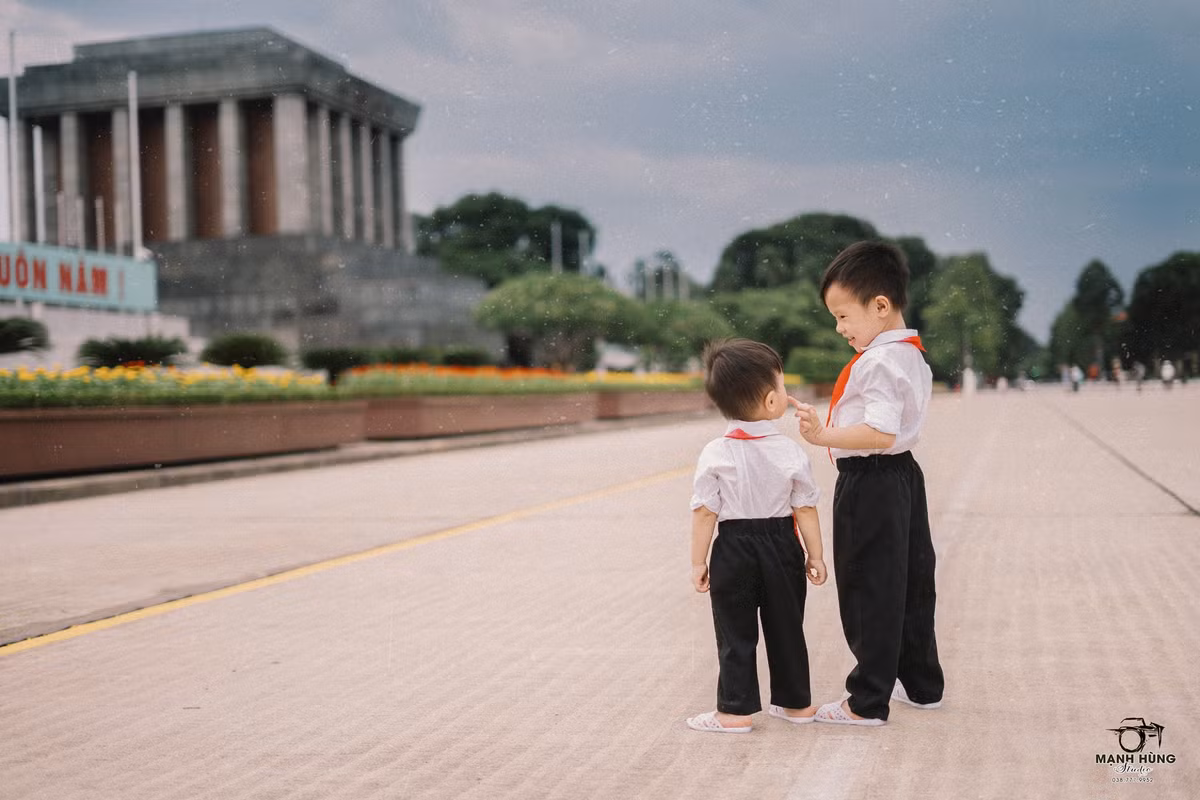 Để thực hiện được bộ ảnh một cách hoàn hảo, bố mẹ cùng hai con phải ra Lăng Bác 3 lần mới chụp xong, lại đúng những ngày mưa bão nên việc hoàn thiện bộ ảnh mất nhiều thời gian hơn.