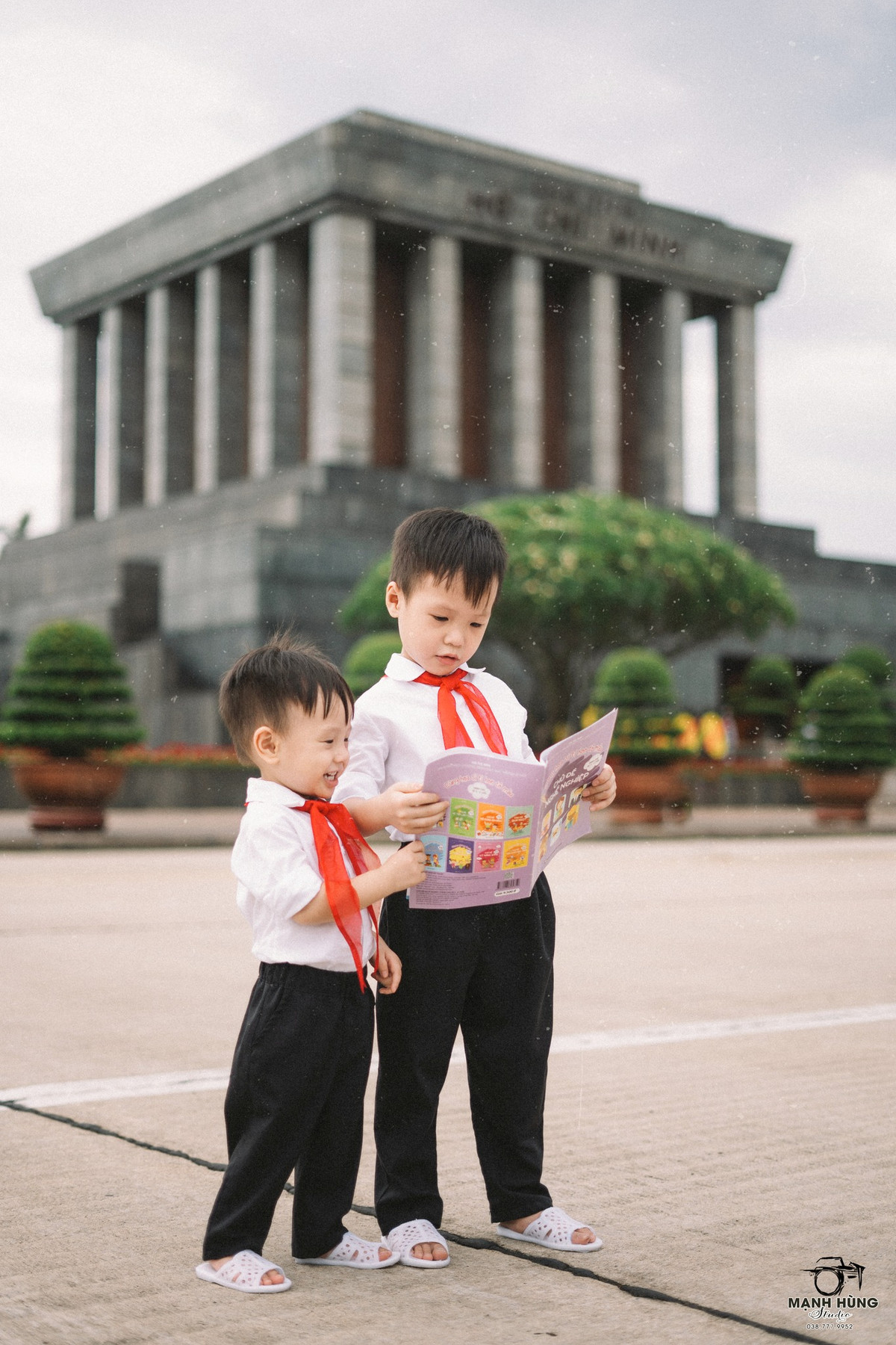 Khi xem bộ ảnh này, những ký ức tuổi thơ dù ít dù nhiều vẫn còn đọng lại trong ký ức của nhiều người khi còn bé, khi được bố mẹ dẫn đến thăm Lăng Bác.