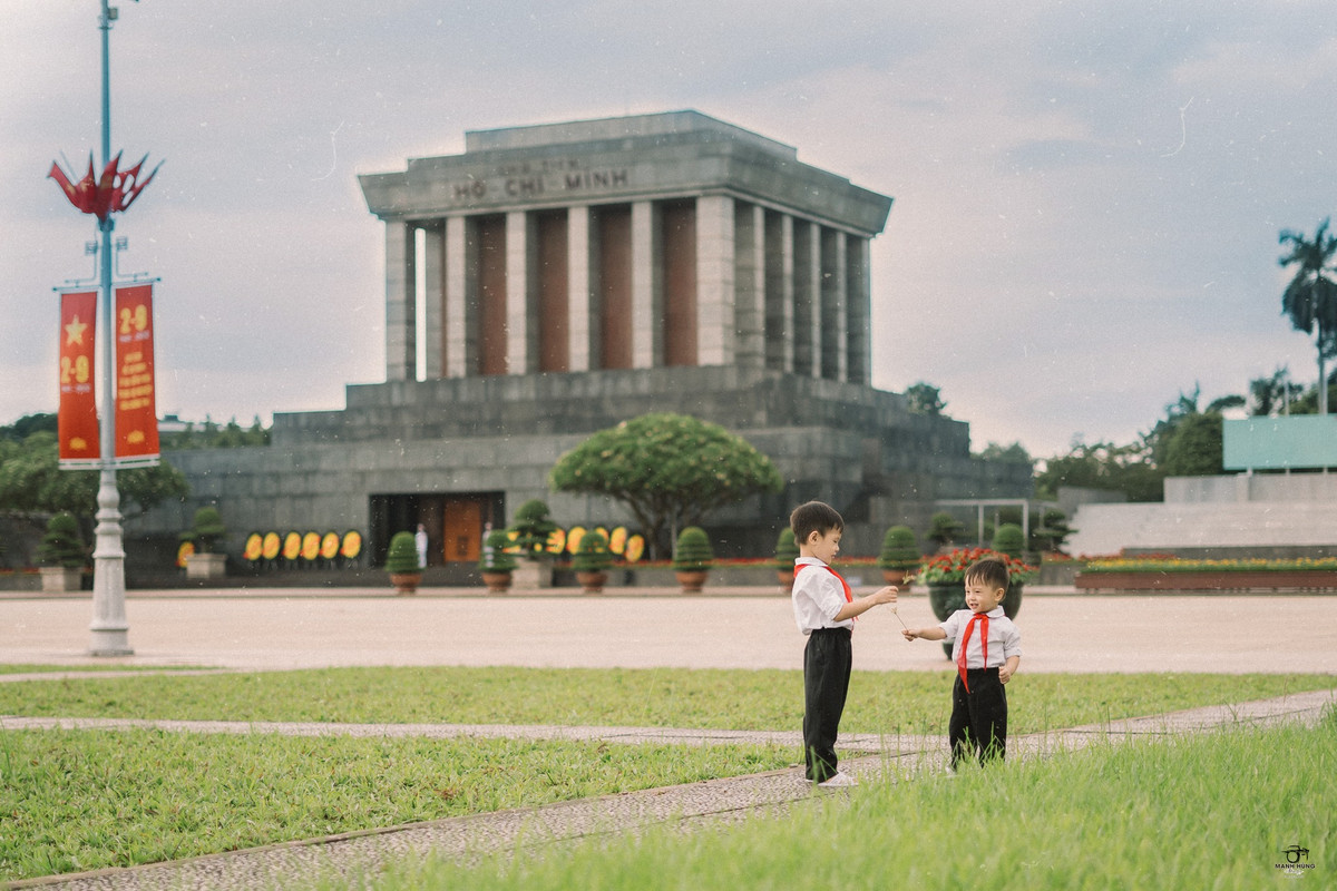 Những khoảnh khắc cực đáng yêu của hai anh em đã khiến cư dân mạng "lịm tim" mỗi khi ngắm nhìn.