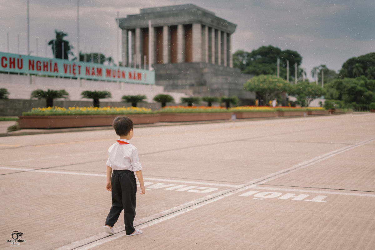 "Hai lần trước đi hụt, đến lần thứ ba cả nhà mới vào được để thăm Lăng Bác Hồ, lại gần 2/9 nên bố mẹ con chụp cho con bộ ảnh kỷ niệm chào mừng Quốc khánh", chị Hương Trần chia sẻ.
