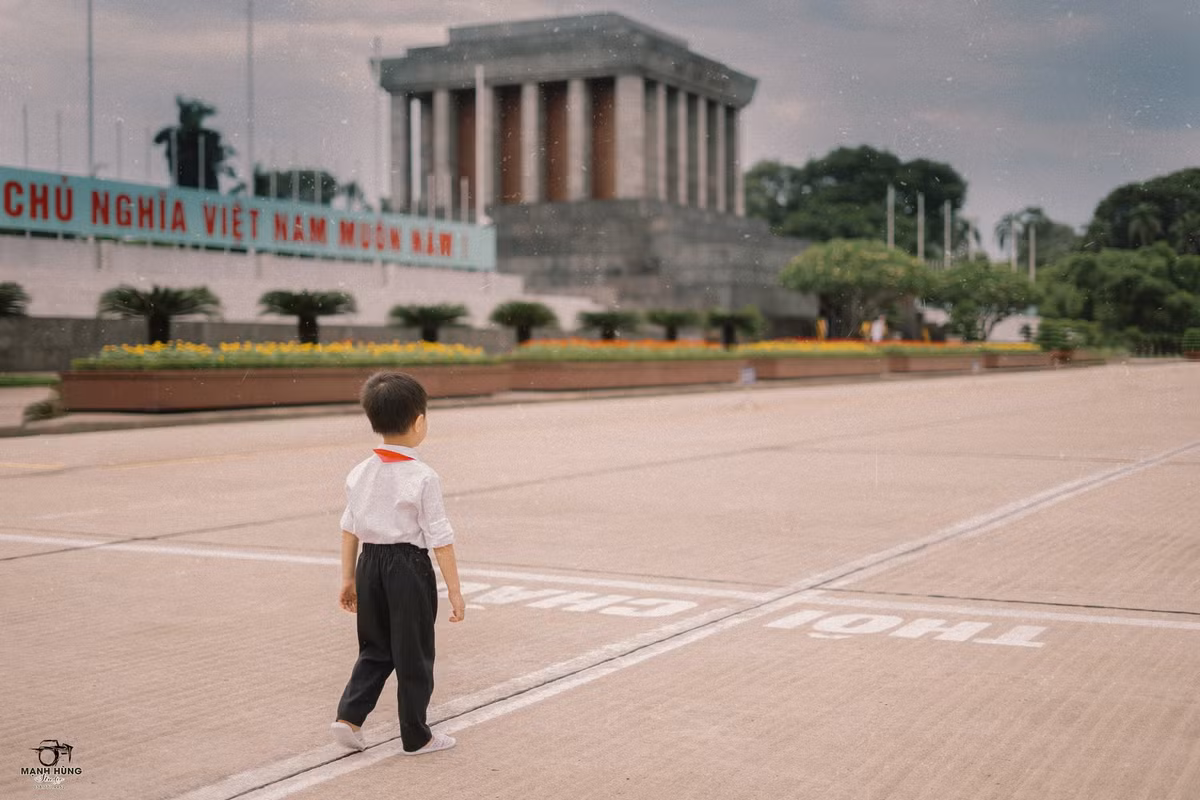 "Hai lần trước đi hụt, đến lần thứ ba cả nhà mới vào được để thăm Lăng Bác Hồ, lại gần 2/9 nên bố mẹ con chụp cho con bộ ảnh kỷ niệm chào mừng Quốc khánh", chị Hương Trần chia sẻ.