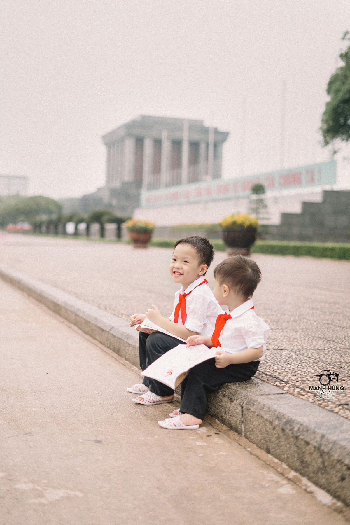 Chụp ảnh tại Lăng Bác trước dịp nghỉ lễ 2/9, hai anh em trai là Mạnh Hiển 5 tuổi và Bảo Lân 2 tuổi nhanh chóng khiến cư dân mạng "lịm tim" mỗi lần ngắm nhìn, có lẽ chính vì biểu cảm quá đáng yêu của hai em đã chiếm trọn trái tim nhiều người.