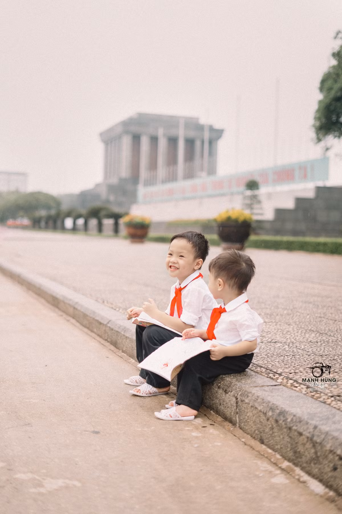 Chụp ảnh tại Lăng Bác trước dịp nghỉ lễ 2/9, hai anh em trai là Mạnh Hiển 5 tuổi và Bảo Lân 2 tuổi nhanh chóng khiến cư dân mạng "lịm tim" mỗi lần ngắm nhìn, có lẽ chính vì biểu cảm quá đáng yêu của hai em đã chiếm trọn trái tim nhiều người.