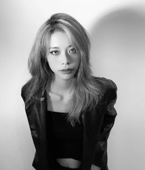 Cô nàng sở hữu nhan sắc và phong cách cá tính, mạnh mẽ.