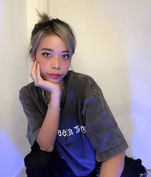 Nhờ sở hữu gương mặt xinh xắn cùng cách nói chuyện đáng yêu, cô sở hữu kha khá người hâm mộ.