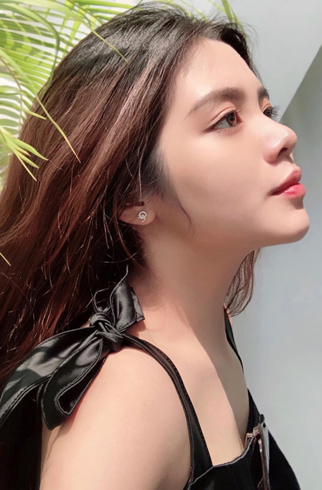 Dù thân hình mũm mĩm nhưng Hoàng Anh vẫn tự tin diện áo tắm, khoe đường cong nữ tính.