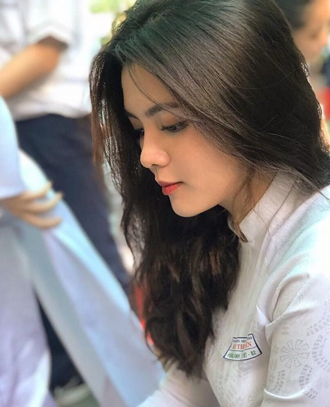 Trước đó, trang QQ cũng từng đăng tải bài viết về cô, có tựa đề: "Cô nữ sinh phổ thông xinh đẹp bị chụp lén".