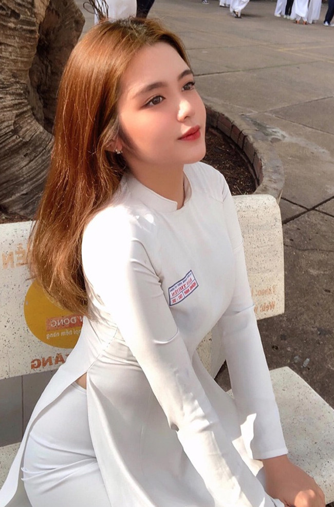 Nguyễn Ngọc Hoàng Anh sinh năm 2002 là nữ sinh bất ngờ nổi tiếng sau khi được một bài báo Trung Quốc đăng tải khen ngợi về nhan sắc. 