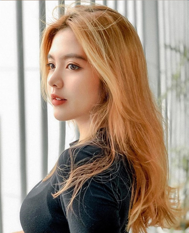 Khuôn mặt xinh xắn, hoàn hảo đến vóc dáng cũng chuẩn chỉnh như người mẫu, Hoàng Anh khiến ai nấy cũng hết lời khen ngợi trước ngoại hình của cô.