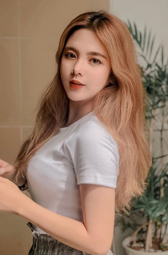 Trên trang cá nhân, gái xinh này nhận được nhiều lời khen vì nhan sắc xinh đẹp cùng đường nét sắc sảo.