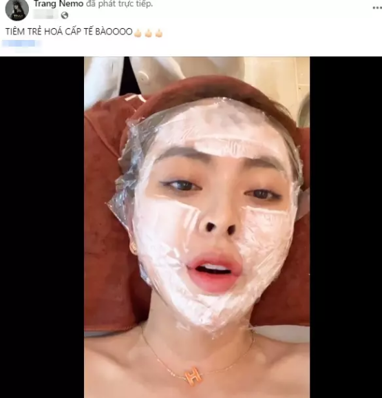 Chia sẻ hình ảnh đó lên trang cá nhân hot girl Trang Nemo vẫn lạc quan, yêu đời. Theo tìm hiểu, Trang Nemo vừa trải qua quá trình tiêm trẻ hóa cấp tế bào tại một cơ sở thẩm mỹ gần nhà.