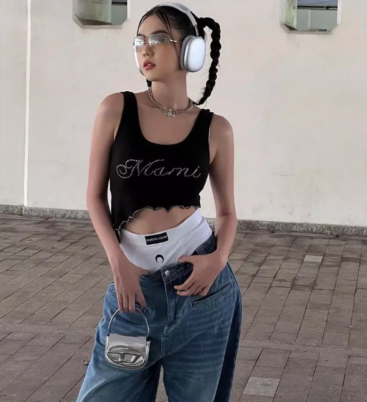 Với pha lên đồ đầy cá tính và thời thượng, người đẹp đã khoe được body "nuột nà".