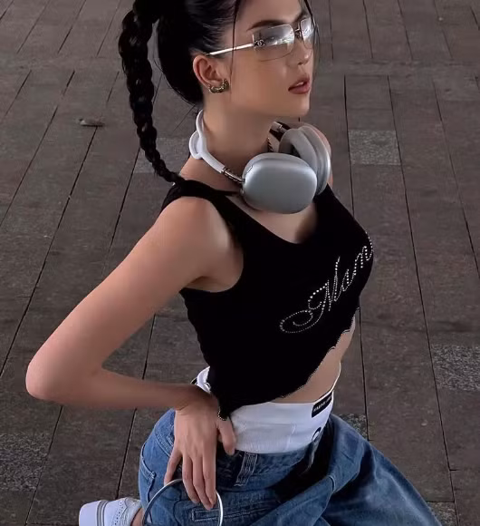 Cô nàng vẫn luôn giữ được vóc dáng nóng bỏng, nhan sắc xinh đẹp hết phần thiên hạ. Không dừng lại ở đó, Ngọc Trinh cũng rất chăm hở bạo và thường xuyên tung ra những bộ ảnh làm bao người nhức mắt.