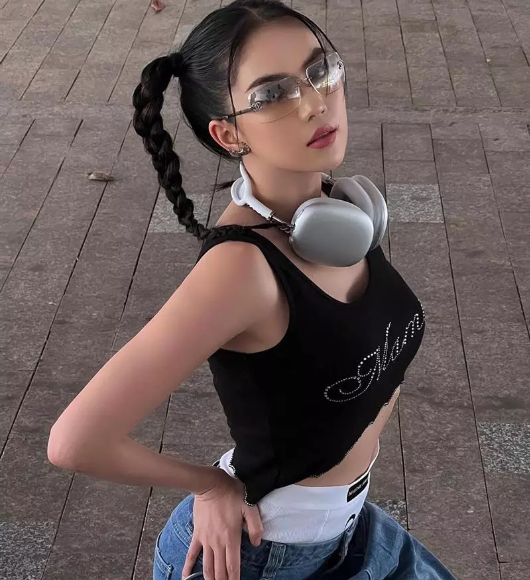 Nhìn vòng 2 của mỹ nhân sinh năm 1989 lọt thỏm với cả quần trong lẫn quần ngoài làm nhiều người nhìn vào cảm thấy khó hiểu.