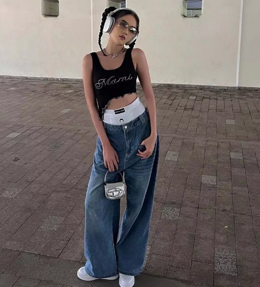 Không biết vì mua lệch size hay do kiểu tạo dáng võng lưng của Ngọc Trinh mà chiếc quần tam giác lùng bùng khá kém duyên.