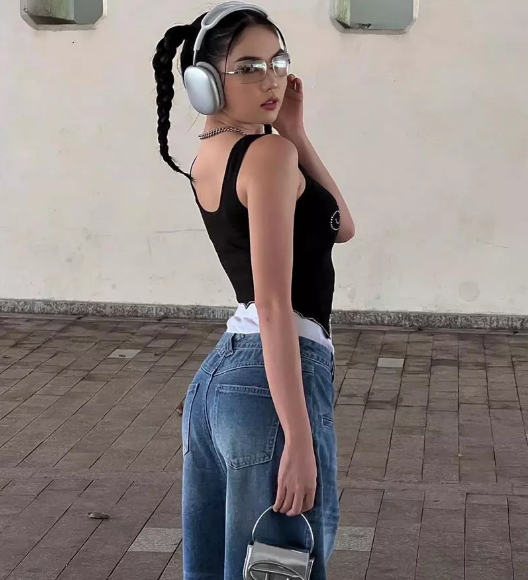 Mới đây, người đẹp Trà Vinh vừa cập nhật bộ ảnh mới lên trang cá nhân. Thay vì diện những bộ đầm "bánh bèo" diêm dúa cô chuyển sang phong cách hip hop năng động hơn.