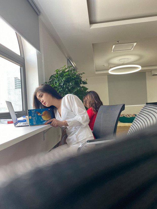 Những khoảnh khắc vô tình chụp lén nữ sinh cực phẩm nhan sắc trong trường luôn được cư dân mạng săn đón và quan tâm nhiệt tình.