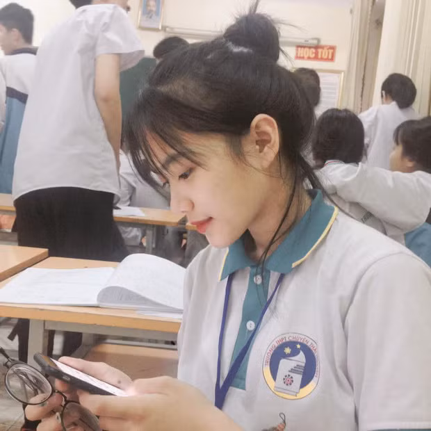Tạ Ngọc Huyền Trang sinh năm 2002, cựu học sinh chuyên Địa K29 trường THPT Chuyên Thái Nguyên bỗng nổi đình nổi đám chỉ sau bức ảnh chụp lén.