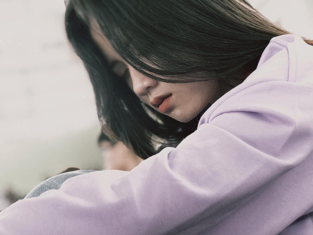 Trong những tấm hình chụp lén của các nữ sinh đó là thần thái xuất sắc. Dù ở góc chụp dìm, họ vẫn xinh đẹp, trong trẻo và vô cùng cuốn hút.