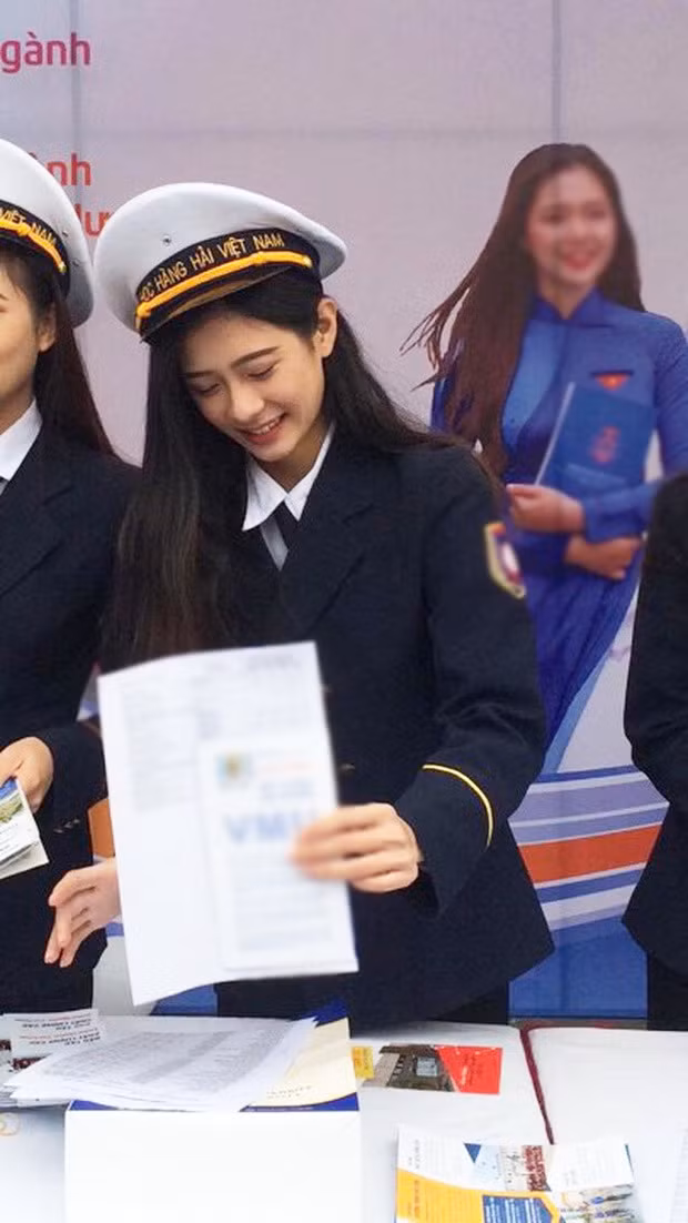 Cô bạn bị chụp trộm trong đợt tư vấn tuyển sinh ở trường này là Bùi Thùy Diệu (sinh năm 1997, tại Hải Phòng), sinh viên lớp Kỹ thuật môi trường 56 thuộc trường Đại học Hàng Hải Việt Nam.