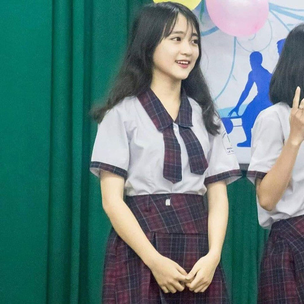 Trần Nguyễn Kiều Khanh, sinh năm 2002, ở TP HCM cũng là cô gái bất ngờ "nổi như cồn" khi những bức ảnh của mình được cộng đồng mạng rầm rộ chia sẻ.