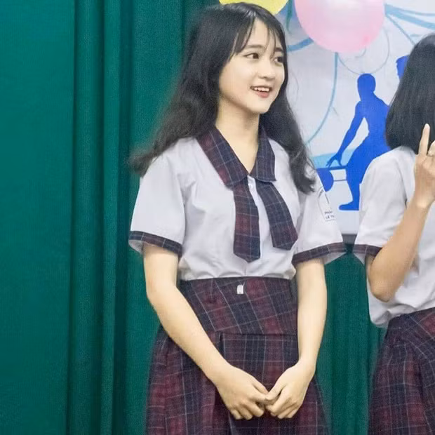 Trần Nguyễn Kiều Khanh, sinh năm 2002, ở TP HCM cũng là cô gái bất ngờ "nổi như cồn" khi những bức ảnh của mình được cộng đồng mạng rầm rộ chia sẻ.