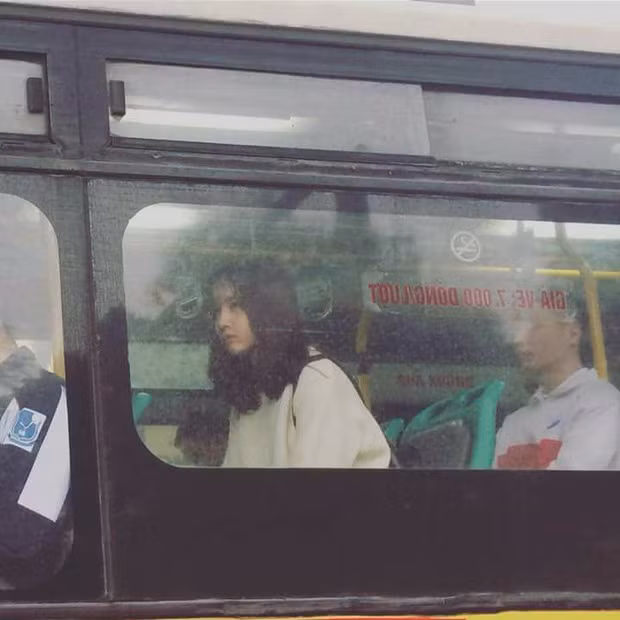 Gái xinh ngồi trên xe bus đến trường trong tấm ảnh chụp lén này là người từng được cư dân mạng xin info rần rần trên MXH. Ảnh: Tổng hợp