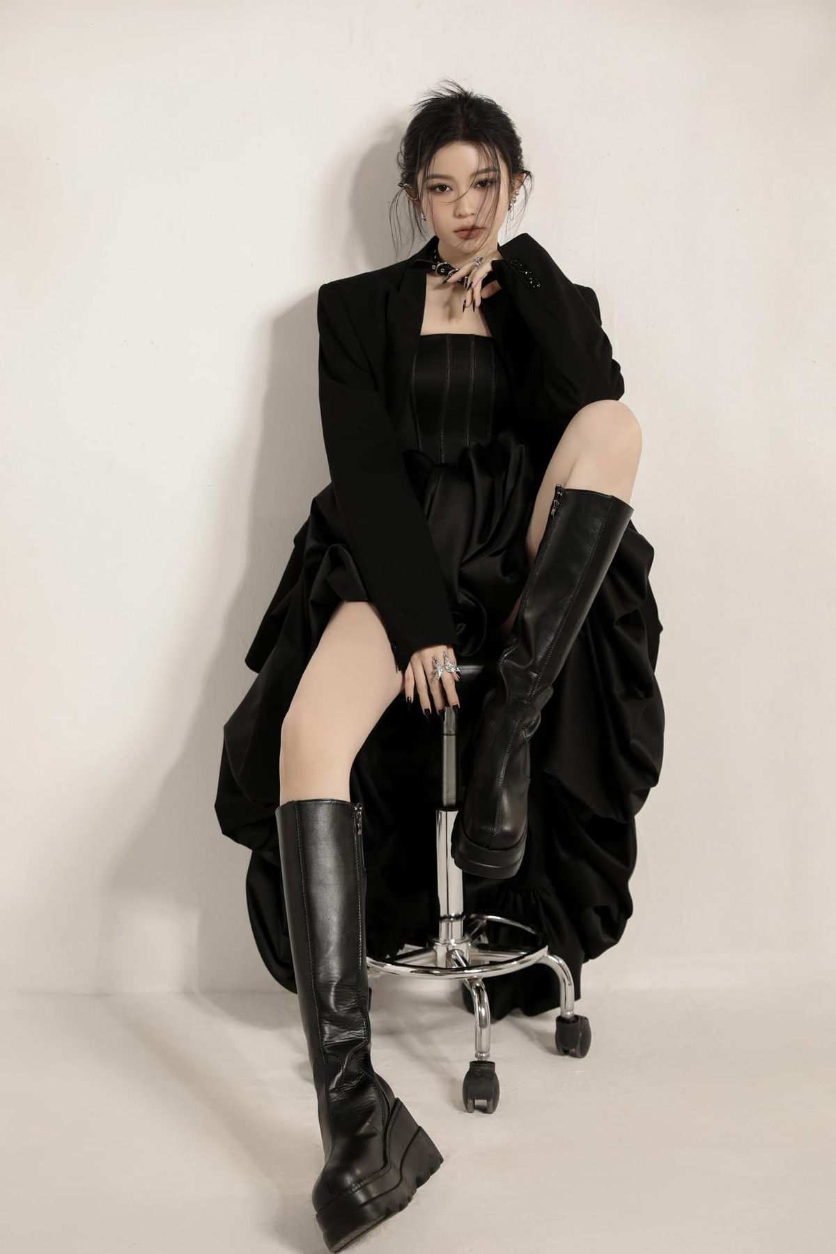 Được biết, cô nàng không buôn bán online trên Instagram mà có hẳn một thương hiệu riêng về skincare và chăm sóc tóc.