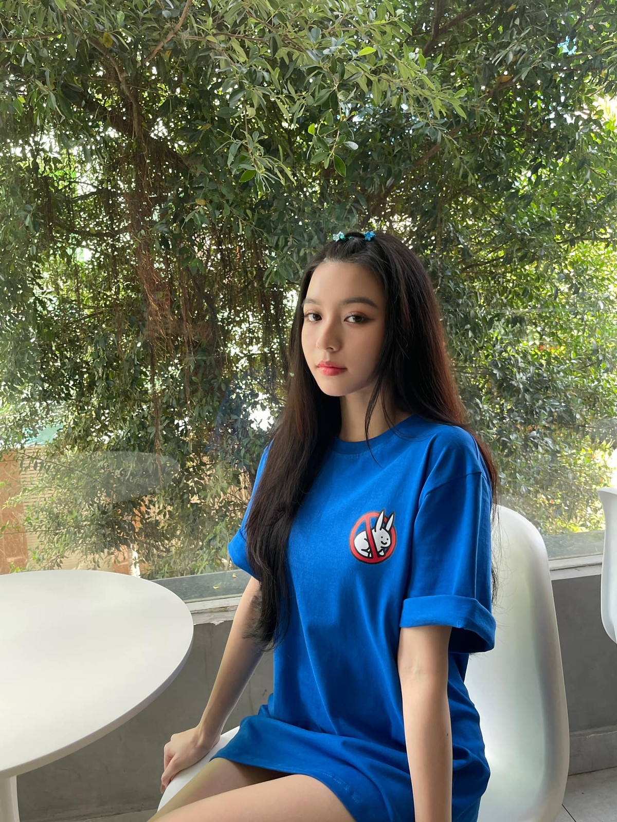 Bâu sở hữu gương mặt sắc sảo với chiếc mũi cực phẩm, chiều cao lý tưởng cùng vóc dáng rất nuột nà.