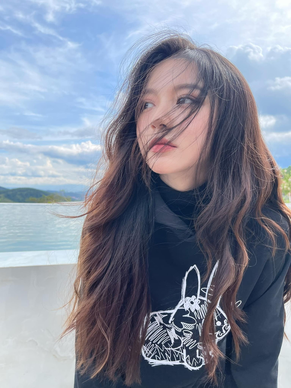 Bâu luôn nhận được nhiều lời khen “có cánh” về nhan sắc như “nữ thần góc nghiêng”, “nữ sinh thiên thần”,...