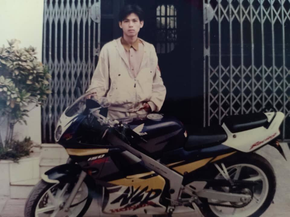 Cộng đồng mạng hết lời thán phục khi không ngờ hơn 20 năm về trước lại có không ít người đi con xe giá trị bằng cả cái nhà ra đường.