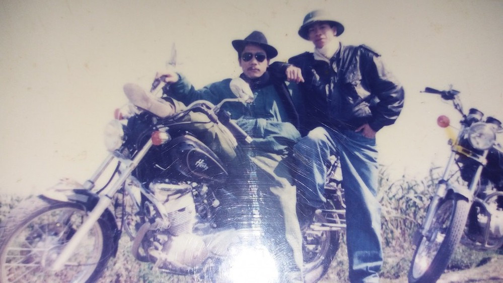 Mới đây những hình ảnh về dân chơi Hà Nội những năm 1990-1995 bất ngờ được chia sẻ trên diễn đàn khiến cư dân mạng thích thú.