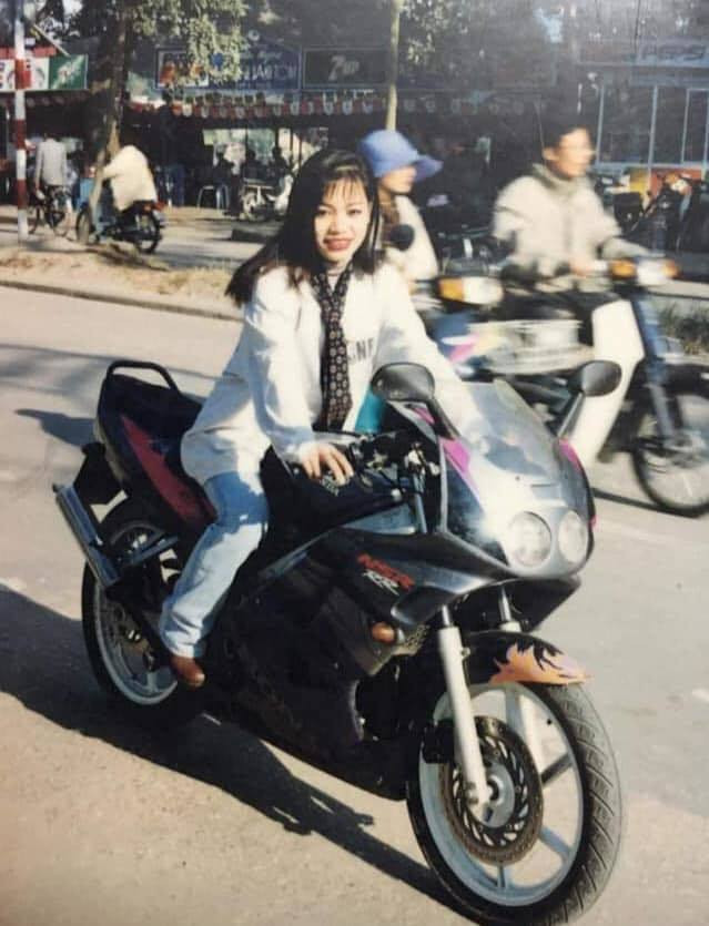 Khi hot boy, hot girl bây giờ đọ gia tài bằng xế sang thì dân chơi Hà Nội ngày xưa lại thể hiện đẳng cấp thông qua những chiếc xe máy phân khối lớn có giá trị bằng cả gia tài.