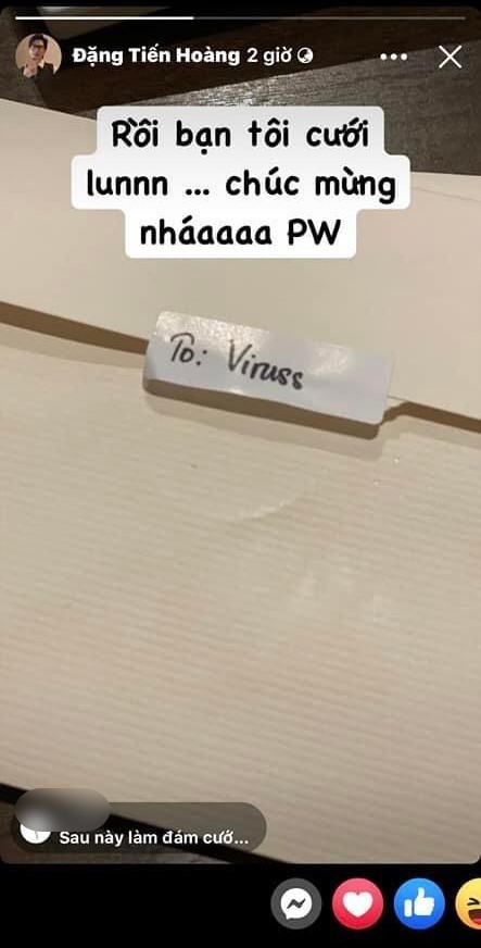 Động thái của Hoàng ViruSs khi đăng tấm thiệp mời cưới, bên ngoài ghi dòng chữ ViruSs cùng dòng trạng thái: “Rồi bạn tôi cưới lunnn… chúc mừng nháaa PW” khiến người hâm mộ càng thêm chắc chắn về thông tin PewPew chuẩn bị tổ chức tiệc cưới.