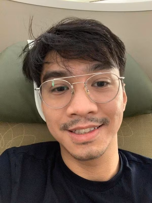 Người hâm mộ chỉ có thể vô tình bắt gặp 2 người tương tác qua lại trong những bài đăng của bạn bè, người quen hay trong bữa tiệc chung.