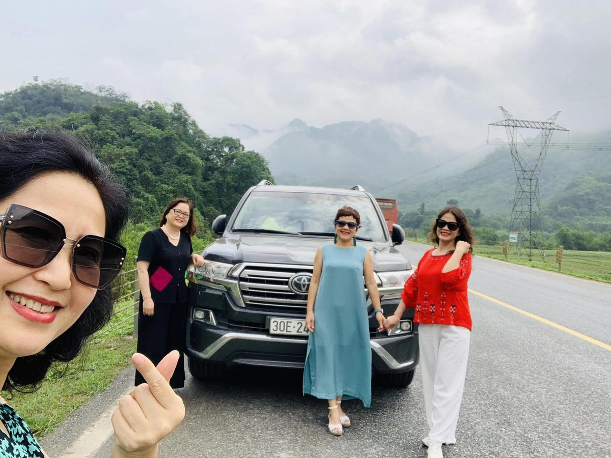 Những con số ấn tượng từ chuyến du lịch xuyên Việt này đã khiến cư dân mạng không khỏi trầm trồ, bởi lẽ 4 chị em trong nhóm đang ở độ tuổi quá nửa đời người, bỏ ngoài tai những lo lắng về sức khỏe, an toàn họ vẫn lên đường thực hiện chuyến đi đã được ấp ủ từ khi còn trẻ.