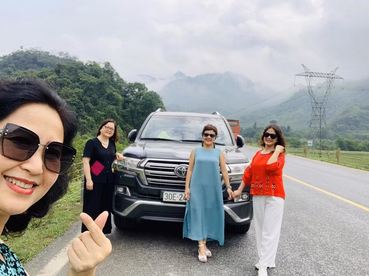 Những con số ấn tượng từ chuyến du lịch xuyên Việt này đã khiến cư dân mạng không khỏi trầm trồ, bởi lẽ 4 chị em trong nhóm đang ở độ tuổi quá nửa đời người, bỏ ngoài tai những lo lắng về sức khỏe, an toàn họ vẫn lên đường thực hiện chuyến đi đã được ấp ủ từ khi còn trẻ.